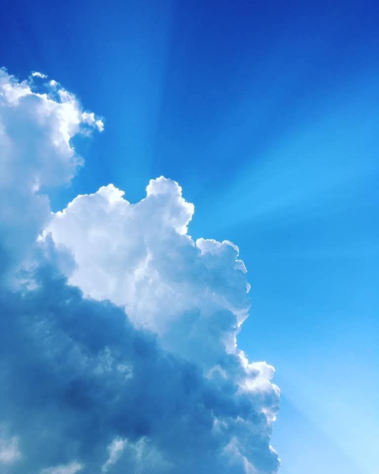 Nuage lumineux dans un ciel bleu